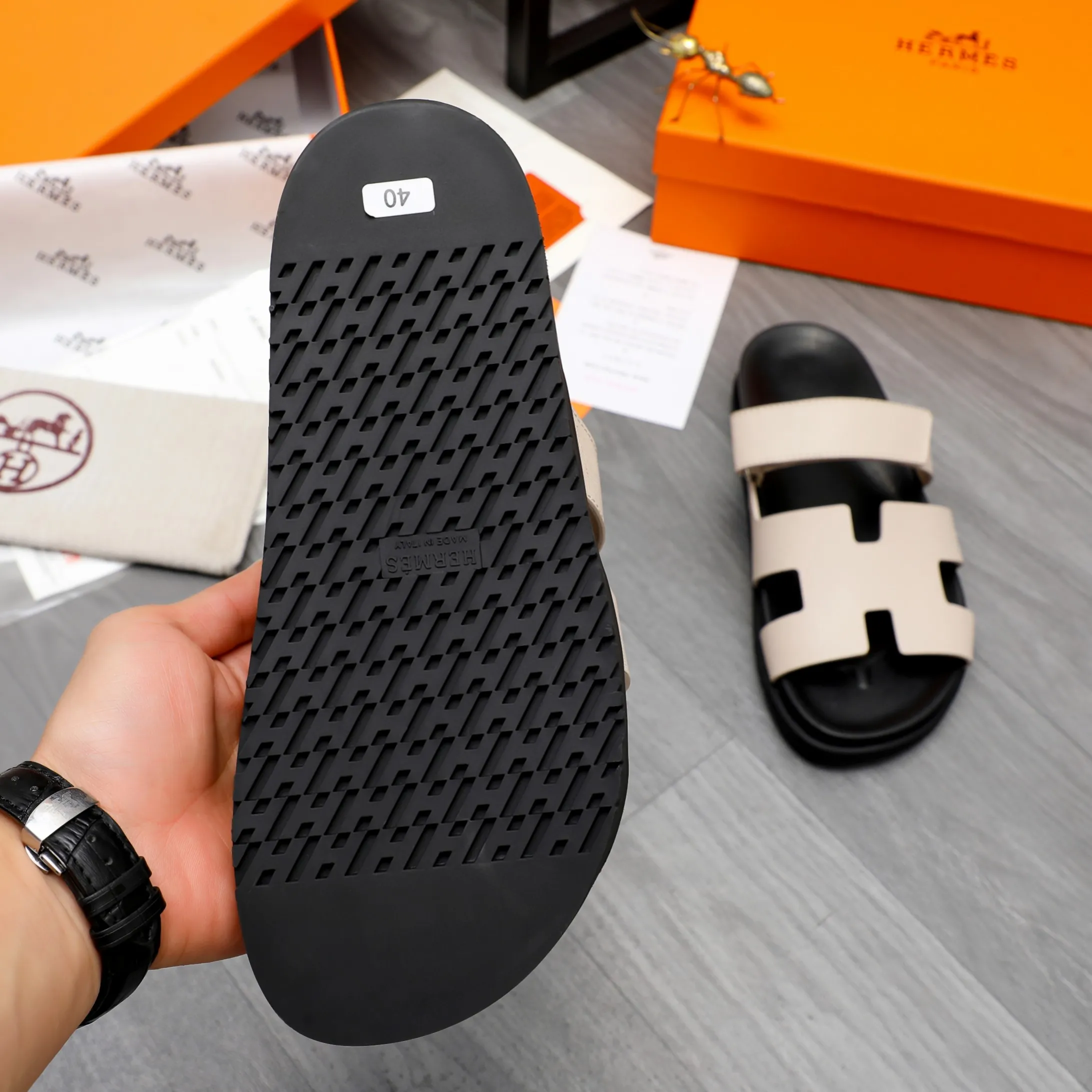 Men's shoes 💰340 Product trademark: Hermes "Hermes" Couple's slippers Regular size: 36-46 Product material: Selected vertical grain cowhide upper, microfiber lining, original outsole